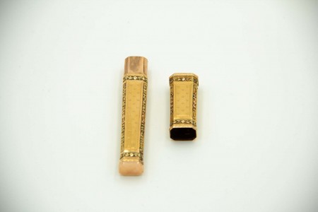 Porta-Lacre em de ouro amarelo guilhochado, ricamente definido com esrelas cinti